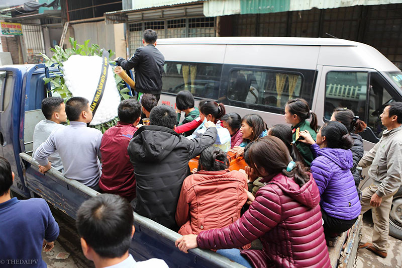 Người thân đau đớn tiễn đưa bé gái 2 tuổi tử vong trong vụ nổ kinh hoàng ở Bắc Ninh